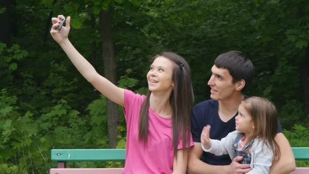 Família feliz tirando selfie por smartphone no parque — Vídeo de Stock