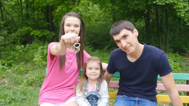 Familia feliz con las llaves del apartamento — Vídeo de stock