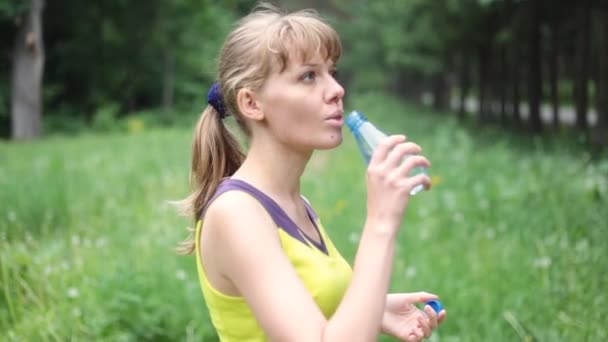 Фитнес девушка питьевая вода — стоковое видео