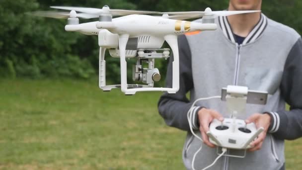 Drone volant au ralenti 