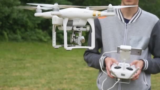 Drone vliegen in slow motion — Stockvideo