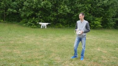 Ağır çekimde uçan uçak