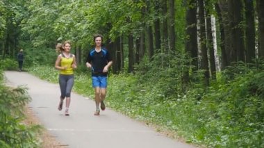 Çiftler tatile slowmotion ormanda koşu