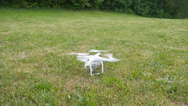Drone opstijgen in slow motion — Stockvideo