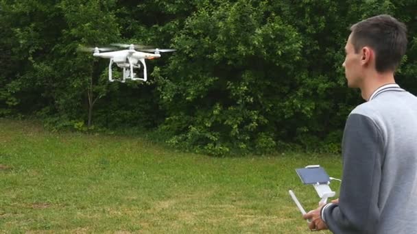 Drone volando en cámara lenta — Vídeos de Stock