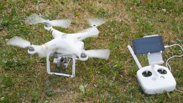 Drone stands on grass — Stock Video