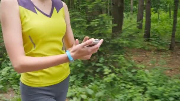 Femme en cours d'exécution avec fitness tracker — Video