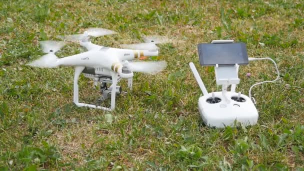 Drone stands on grass — Stock Video