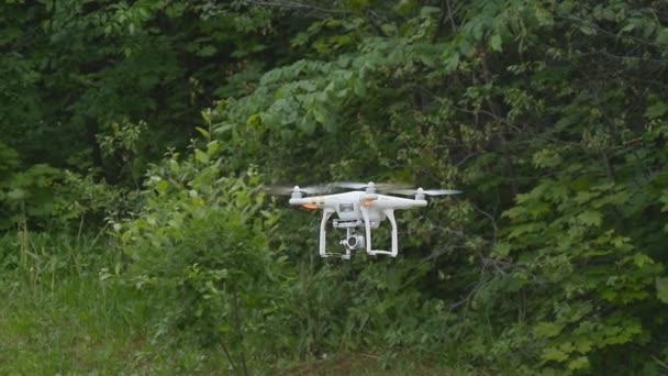 Quadcopter cu aparat de fotografiat care zboară — Videoclip de stoc