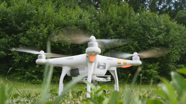 Drone opstijgen in slow motion — Stockvideo