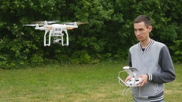 Drone volant au ralenti — Video