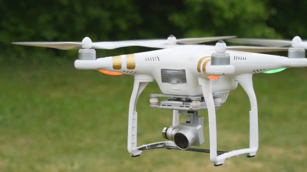 Drone volant au ralenti 