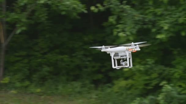 Quadcopter med kameran flyger — Stockvideo