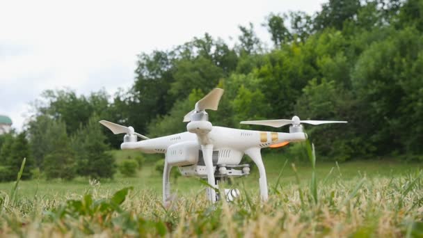 Il drone decolla al rallentatore — Video Stock