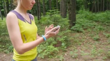 Kadın fitness İzleyicisi ile çalışan