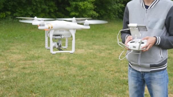Drone volando en cámara lenta — Vídeos de Stock