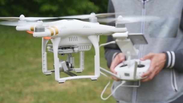 Drone volant au ralenti 