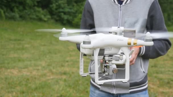 Drone vliegen in slow motion — Stockvideo