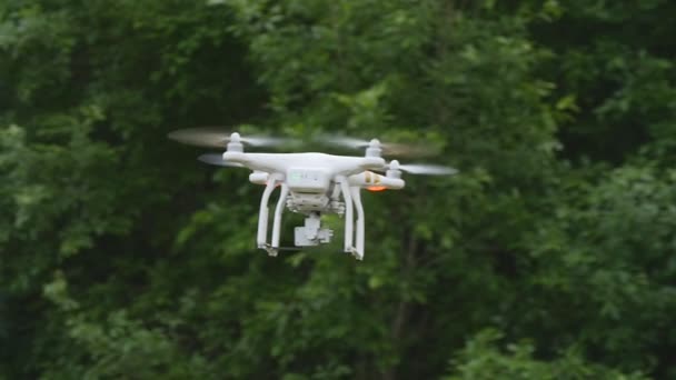 Quadcopter z aparat latający — Wideo stockowe