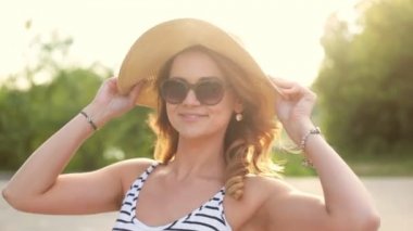 Kız güneş gözlüğü takıyor.