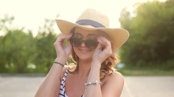 Fille porte des lunettes de soleil — Video