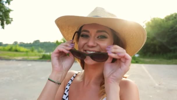 Chica lleva gafas de sol — Vídeo de stock