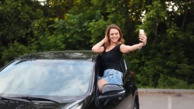 Genç kadın arabaya selfie fotoğraf çekimi
