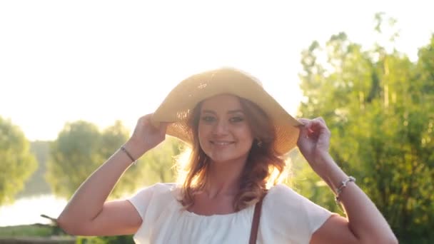 Chica en un sombrero sonriendo — Vídeo de stock