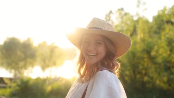 Chica en un sombrero sonriendo — Vídeo de stock