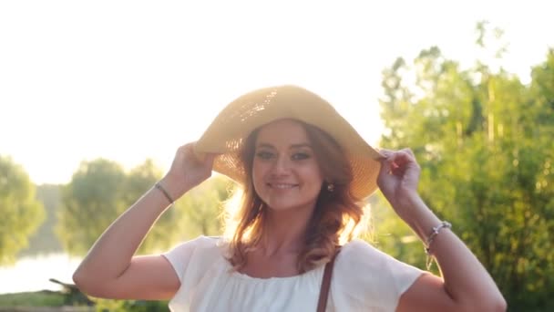 Chica en un sombrero sonriendo en cámara lenta — Vídeo de stock