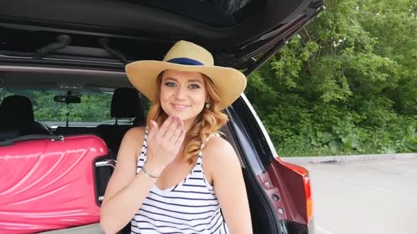 Mädchen im Kofferraum eines Autos mit Koffern — Stockvideo
