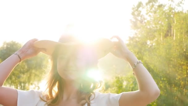 Chica en un sombrero sonriendo en cámara lenta — Vídeos de Stock