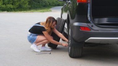 Güzel kız lastikleri değiştirme