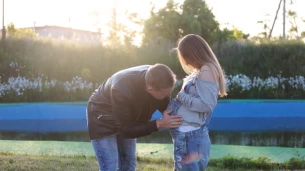 Mężczyzna i kobieta w ciąży — Wideo stockowe