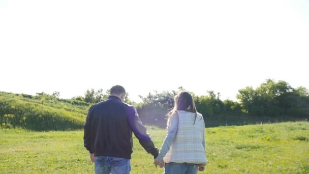 Zwangere vrouw met echtgenoot wandelen — Stockvideo