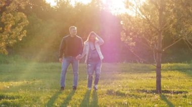 Günbatımında bir alanda yürüyüş severler