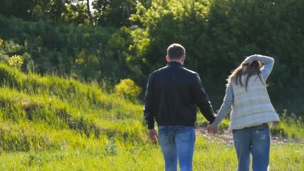 Těhotná žena s manželem chůzi — Stock video