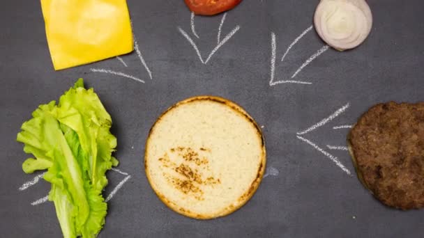 Het opbouwen van een hamburger. Stop motion animatie — Stockvideo