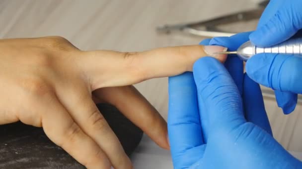 Manikyr. enheten tar bort nagelbanden — Stockvideo