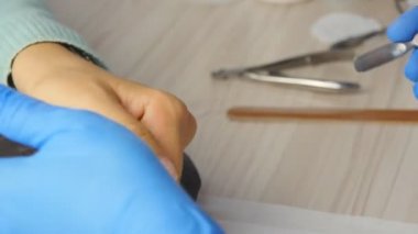 Manikür. aygıtı manikür kaldırır