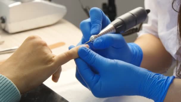 Manicure. het apparaat verwijdert de epidermis — Stockvideo