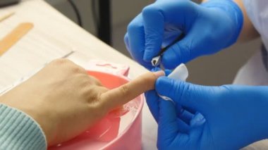 Kız manikür salonda yapar.