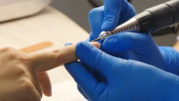 Manicure. het apparaat verwijdert de epidermis — Stockvideo