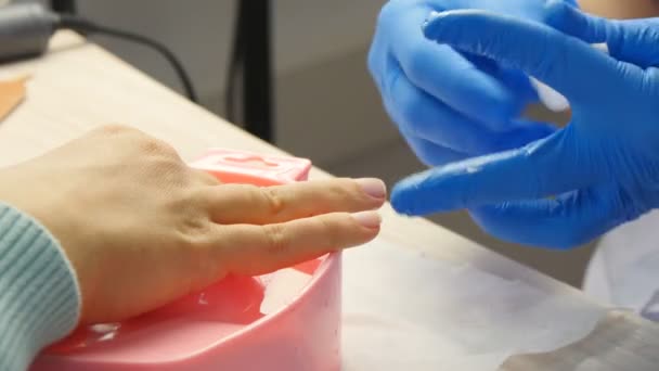 Meisje maakt een manicure in de salon — Stockvideo