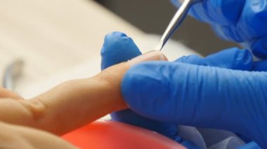 Kız manikür salonda yapar.