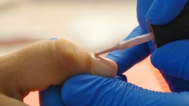 Tırnak oje parmaklar üzerinde uygulamak için bir fırça ile tırnak cilası uygulayarak