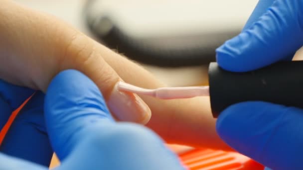 Toepassing van nagellak op nagels met een borstel voor de toepassing van nagellak op vingers — Stockvideo