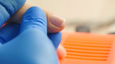 Tırnak oje parmaklar üzerinde uygulamak için bir fırça ile tırnak cilası uygulayarak