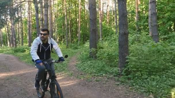 Man riding bicycle outdoors — Stock Video