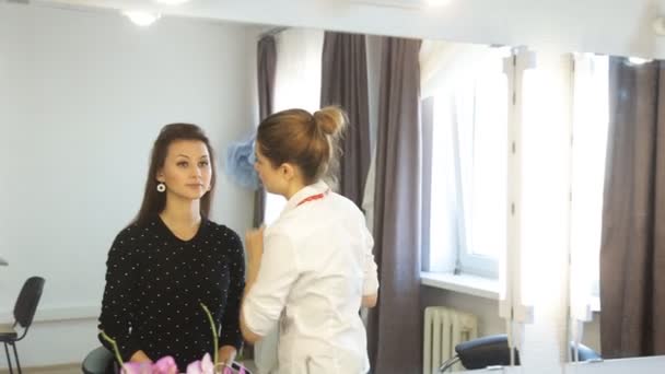 Maquillaje artista haciendo maquillaje para niña — Vídeos de Stock